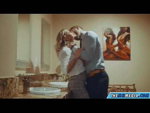 ❤️ Meta blonda busty seduces f'kamra tal-banju pubbliku ️ Porn sabiħ fil-porn mt.xxxner.ru ️❤